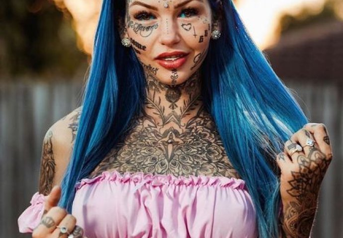 Cijelo tijelo joj je sada prekriveno tetovažama, a evo kako je izgledala bez njih: Objavila je stare slike i ljudi su bez teksta