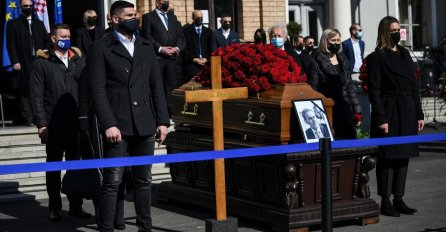 SHRVANE OD TUGE KĆERKA I SUPRUGA MILANA BANDIĆA USLIKANE NA SPROVODU: A onda je Bandićeva kćerka uzela mobitel i evo šta je uradila