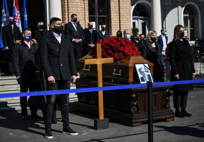 SHRVANE OD TUGE KĆERKA I SUPRUGA MILANA BANDIĆA USLIKANE NA SPROVODU: A onda je Bandićeva kćerka uzela mobitel i evo šta je uradila