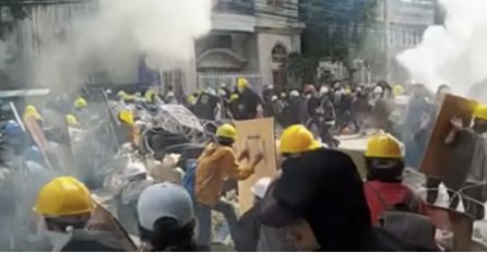 "VIŠE SE NE KORISTI SUZAVAC, NEMA VODENIH TOPOVA, SAMO OTVARAJU VATRU NA NAS"