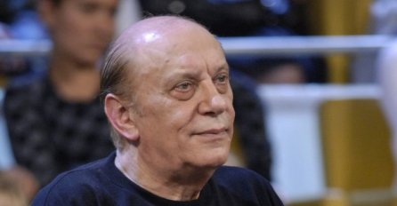 VANBRAČNI SIN TOZOVCA DOŠAO NA OČEV GROB: Položio vijenac svom ocu i OSTAVIO PORUKU (FOTO)