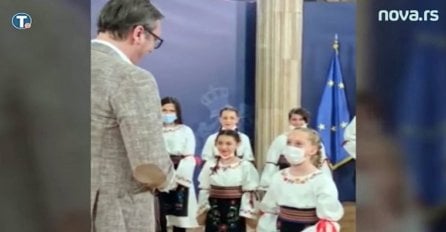 Vučić kao Tito: U Srbiji televizija prenosila kako mu djeca pjevaju za rođendan