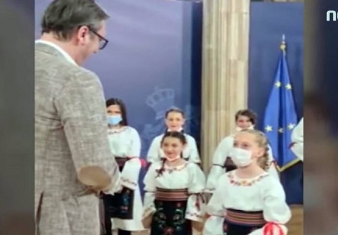 Vučić kao Tito: U Srbiji televizija prenosila kako mu djeca pjevaju za rođendan