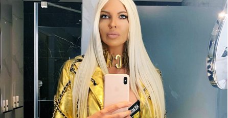 JELENA KARLUEŠA UŽIVA U DUBAIJU SA KĆERKAMA:  A pogledajte njen stajling, kad se okrenula svima oči stale od prizora (FOTO) 