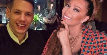 CECI VEČERAS STIGAO JOŠ JEDAN POKLON ZA 8. MART, papirić sa porukom: Napisane 4 riječi