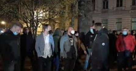 Sarajevski ugostitelji nezadovoljni skandiraju: Kupite vakcine!