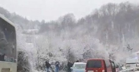 SUDARILI SE AUTOBUS I 2 VOZILA U BiH: Ima povrijeđenih