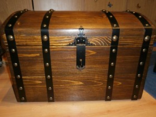 slikadrveni-sanduk-kutija-skrinja-220406555v280h210