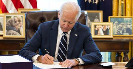 Biden potpisao historijski plan oporavka od 1900 milijardi dolara