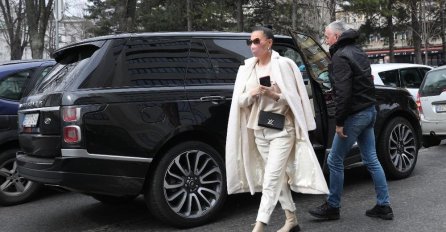 POGLEDAJTE GDJE SU CECU MALOPRIJE USLIKALI: Nije očekivala novinare, ODMAH IM PRIŠLA I OVO REKLA! EVO KO JE ČEKAO U ZGRADI