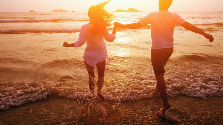couple-running-on-beach