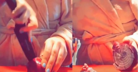 ŽENA POKAZALA KAKO SIJEČE LUK I ZAPREPASTILA HILJADE LJUDI: Uvrnuto ali djeluje, komadići se neće razletjeti svuda! (VIDEO)