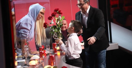 OVAJ DJEČAK SE SINOĆ POJAVIO SA CRVENIM RUŽAMA: Kad je došao do Jelene ona pitala da ga poljubi, DJEČAKOV ODGOVOR OSTAVIO JE SVE BEZ RIJEČI! BRAVO MALI