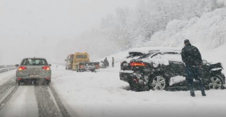 AUTOPUT ZATRPAN SNIJEGOM, NEKOLIKO NESREĆA: Pogledajte nevjerovatne slike iz Hrvatske