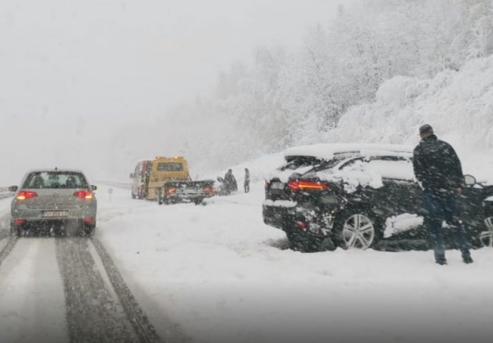 AUTOPUT ZATRPAN SNIJEGOM, NEKOLIKO NESREĆA: Pogledajte nevjerovatne slike iz Hrvatske