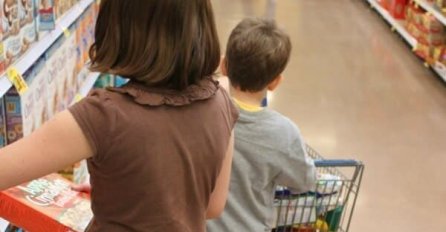 'Jedna baka stoji pred kasom velike samoposluge, u redu da plati.