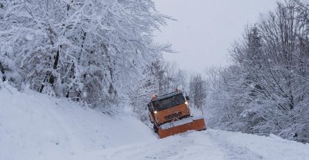 SNIJEG ZATRPAO PUTEVE, SVE BLOKIRANO - LJUDI U KOLONI: Pogledajte prizore iz Hrvatske