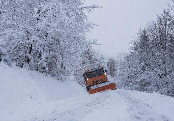 SNIJEG ZATRPAO PUTEVE, SVE BLOKIRANO - LJUDI U KOLONI: Pogledajte prizore iz Hrvatske