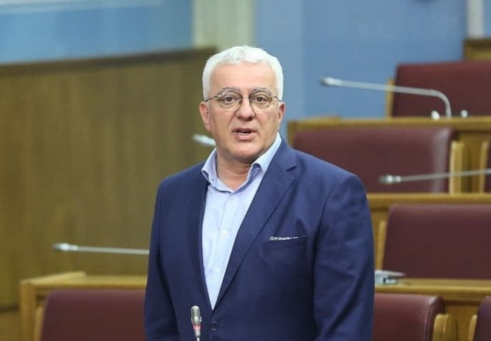 POSLIJE 28 GODINA VLASTI Mila Đukanovića:  Andrija Mandić proglasio pobjedu!