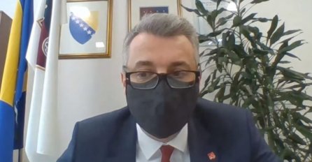 Premijer KS Edin Forto se obratio okupljenima ispred zgrade Vlade KS