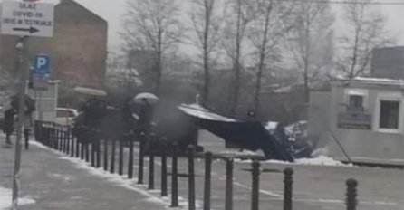 Srušio se šator ispred drive-in punkta za testiranje u Sarajevu