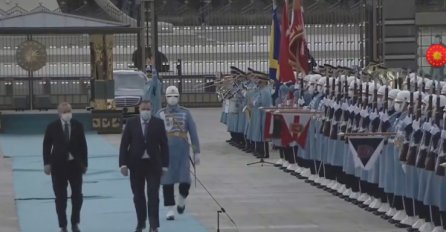 Članovi Predsjedništva BiH u posjeti Turskoj, Dodik pozdravio gardu: Merhaba asker