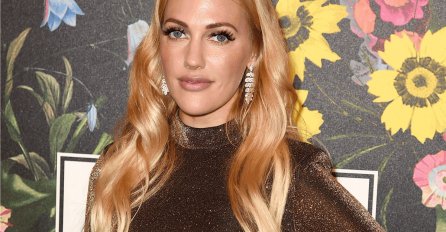 HUREM ZAPREPASTILA FANOVE NOVOM BOJE KOSE: Neobičan izgled turske glumice napravio pometnju na instagramu! (FOTO)