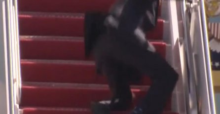 Biden se poskliznuo i pao prilikom ulaska u avion