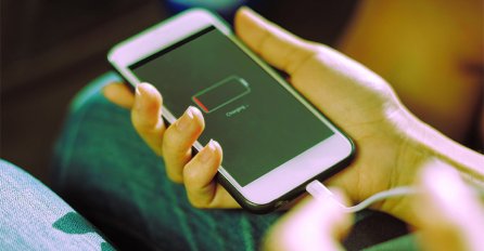 Nikada ne punite telefon u autu, evo i zašto