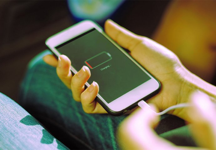 Nikada ne punite telefon u autu, evo i zašto