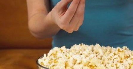 SVI TO RADIMO, A NISMO NI SVJESNI POSLJEDICA: Evo zašto nikada ne treba jesti kokice iz mikrovalne!