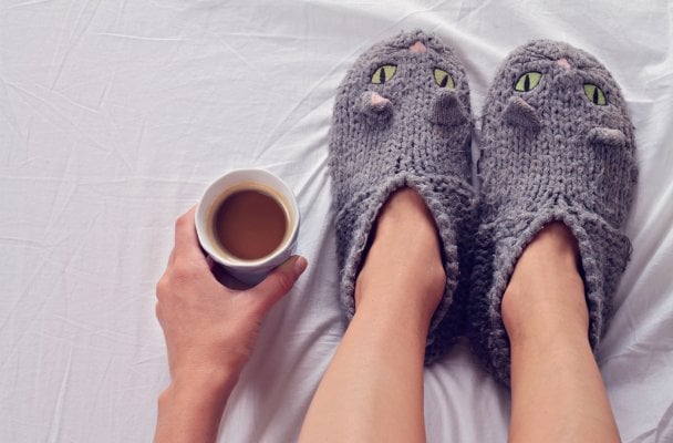 gettyimages-chesiirecat-slippers-feet-cold