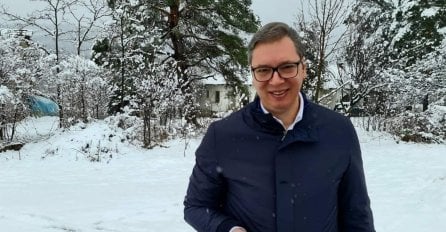 VUČIĆ SE JUTROS USLIKAO SA GRUDVOM SNIJEGA: Imao je poruku za građane Srbije i lijepu vijest