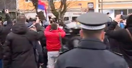 Policija rastjeruje ugostitelje u Banjoj Luci, oni skandiraju: "Lopovi, lopovi!"