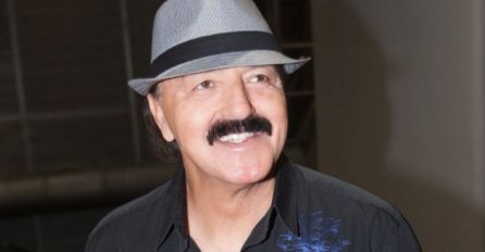 MISTERIJA KONAČNO RIJEŠENA: Kad vidite kako Haris Džinović izgleda BEZ ŠEŠIRA ZANIJEMIT ĆETE!