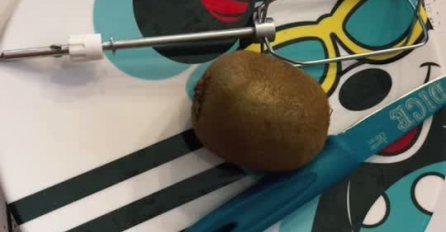 CIJELOG ŽIVOTA POGREŠNO SJEČEMO KIVI! Uz pomoć ovog TRIKA ogulite i isjecite voćku u isto vrijeme! /VIDEO/