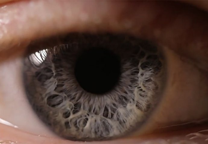 Da li vam ponekad očni kapak “ZATITRA”? Evo na šta vas upozorava ovaj simptom
