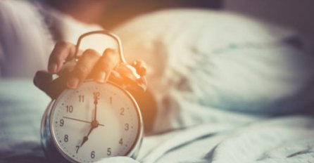 KAKO DA "PREŽIVITE" POMJERANJE SATA: Stručnjaci savjetuju da pred spavanje izbjegavate jednu inače ZDRAVU stvar!