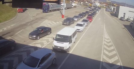 Duge kolone na Rači, Šepku i Karakaju (VIDEO)