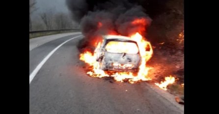 Gorio automobil nasred ceste, intervenisali banjalučki vatrogasci (FOTO)