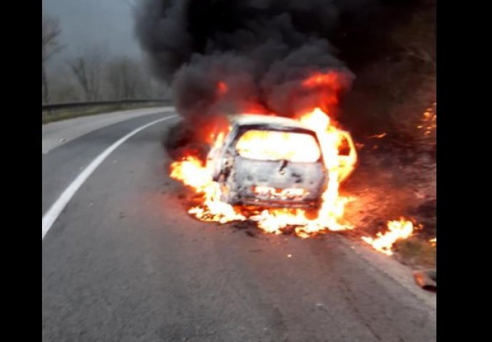 Gorio automobil nasred ceste, intervenisali banjalučki vatrogasci (FOTO)