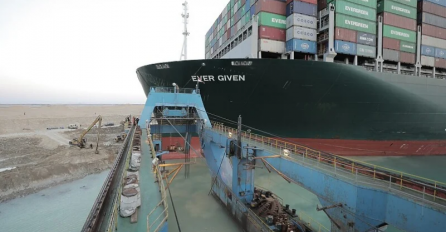 Brod koji je danima blokirao Sueski kanal napokon pomaknut i plovi (VIDEO)