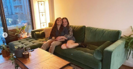 PAR OBJAVIO FOTOGRAFIJU KOJA JE ZBUNILA SVE: Htjeli da se pohvale kaučom, ali nešto drugo je u centru pažnje!