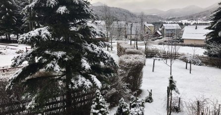 Proljeće ili zima? Snijeg zabijelio Gorski kotar, olujna bura otežava promet