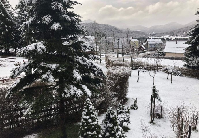 Proljeće ili zima? Snijeg zabijelio Gorski kotar, olujna bura otežava promet