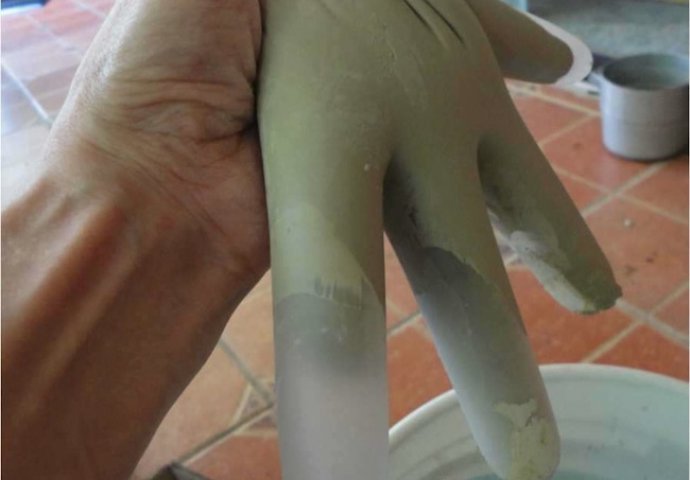 NAPUNIO GUMENE RUKAVICE  betonom i dobio SAVRŠEN UKRAS za svoju BAŠTU, na ovom će vam CIJELI KOMŠILUK POZAVIDJETI!