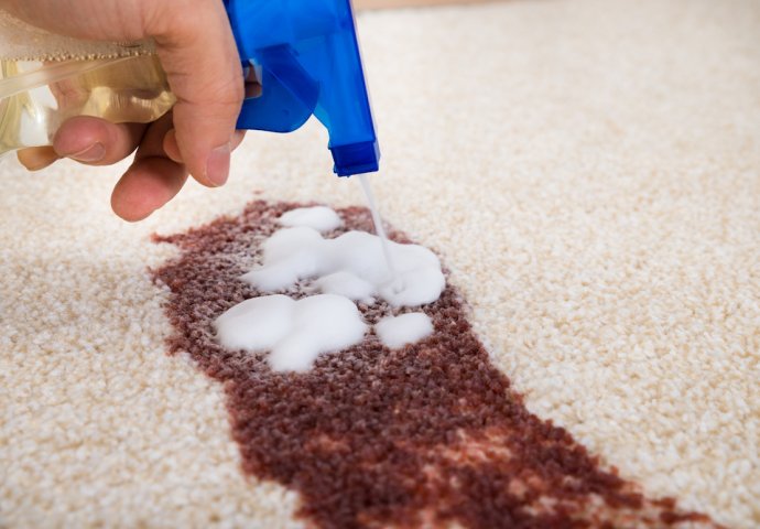 SKIDA FLEKE KAO LUDO! DOMAĆE SREDSTVO ZA ČIŠĆENJE TEPIHA će očistiti mrlje u trenu: BEZ PRANJA I RIBANJA