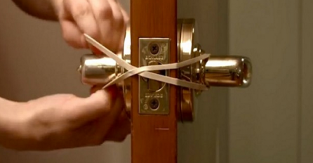 GENIJALAN RAZLOG! Stavila gumicu preko BRAVE od vrata i riješila se velikog problema, PROBAJTE I VI BIĆE VAM OD VELIKE KORISTI! (VIDEO)