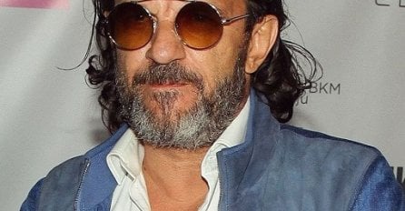 DUGA KOSA, NAŠMINKANE OČI, A TEK TIJELO KADA VIDITE: Evo kako je nekada izgledao VELIKI ŠARMER Aca Lukas 