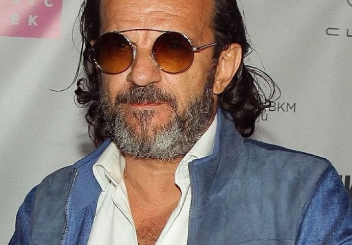 DUGA KOSA, NAŠMINKANE OČI, A TEK TIJELO KADA VIDITE: Evo kako je nekada izgledao VELIKI ŠARMER Aca Lukas 